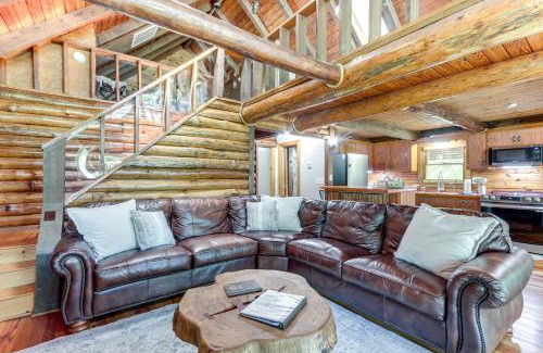 Fairland House | Contemporary Fairland Log Cabin with Lake Access and Hot Tub