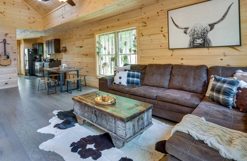Marshall Cabin | Experience Marshall Cabin: Deck, Fire Pit & 10/10 Rating!