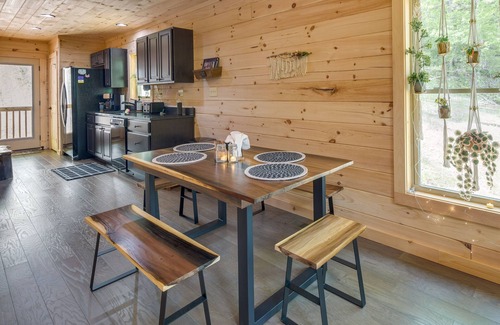 Marshall Cabin | Experience Marshall Cabin: Deck, Fire Pit & 10/10 Rating!