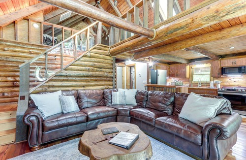 Fairland Cabin | Inviting Fairland Log Cabin with Lake Access & Hot Tub