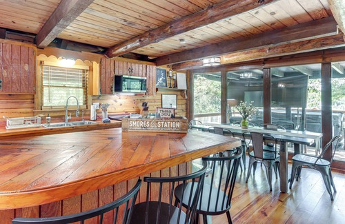 Fairland Cabin | Inviting Fairland Log Cabin with Lake Access & Hot Tub