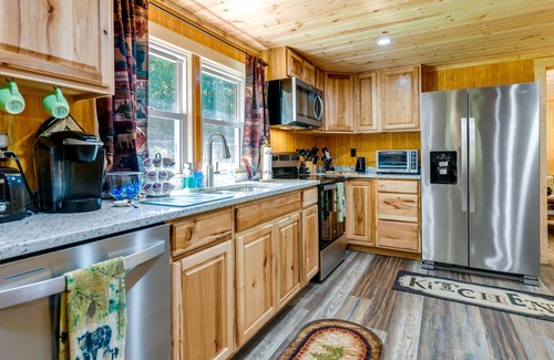 Cosby Cabin | Cozy Cosby Cabin with Deck, Spa & Breakfast Included!