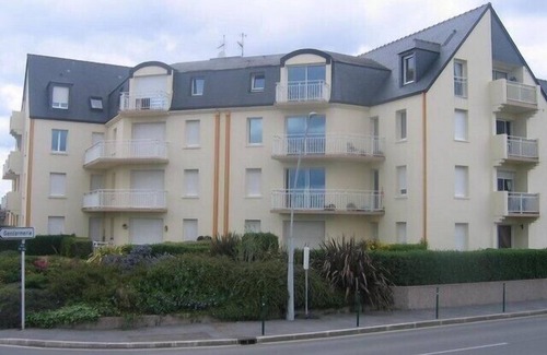 Saint-Vaast-la-Hougue Apartment | Seaside Retreat: Furnished Stay in Saint-Vaast-la-Hougue