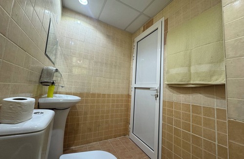 Al Rigga House | Cozy Studio Rooms near Metro with Kitchen & Family Amenities