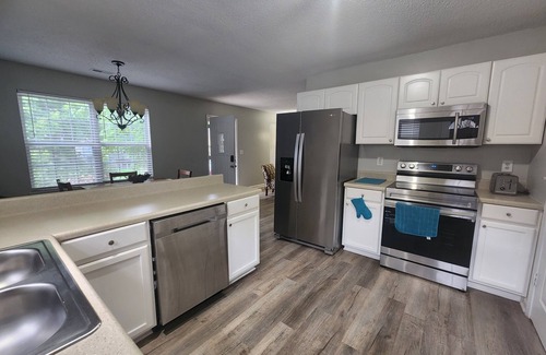 Greensboro House | Furnished rooms available with WiFi in Greensboro