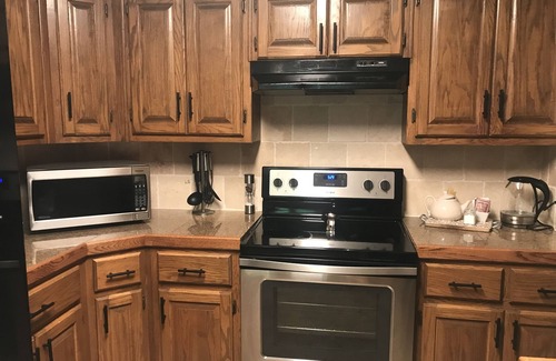 Moodys Apartment | Cozy Short-Term Stay with Pool and Breakfast Amenities