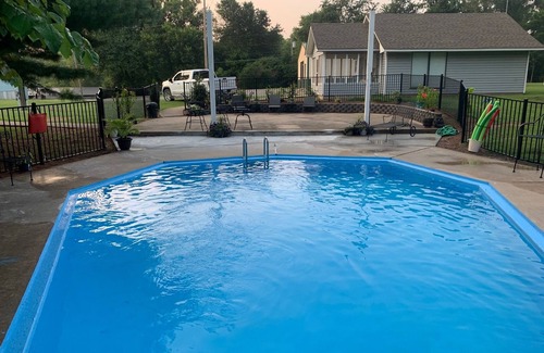 Moodys Apartment | Cozy Short-Term Stay with Pool and Breakfast Amenities