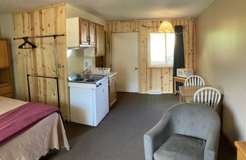 Park Falls Cabin | Cozy Furnished Studio #9: Family-Friendly with Kitchen