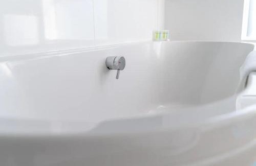Watford House | Stylish WiggenHouse 3 Bedroom Retreat near Attractions