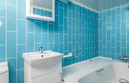 Watford House | Stylish WiggenHouse 3 Bedroom Retreat near Attractions