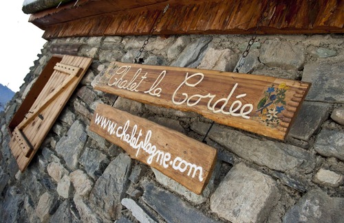 La Roche Ski Chalet | Convenient Furniture Rental Steps from the Slopes