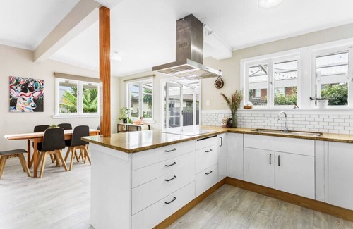 Avondale House | Fusion Family Retreat: Patio, Parking & 10/10 Guest Rating