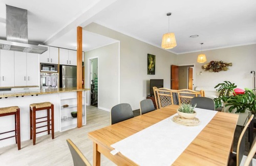 Avondale House | Fusion Family Retreat: Patio, Parking & 10/10 Guest Rating