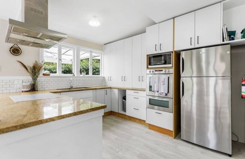 Avondale House | Fusion Family Retreat: Patio, Parking & 10/10 Guest Rating