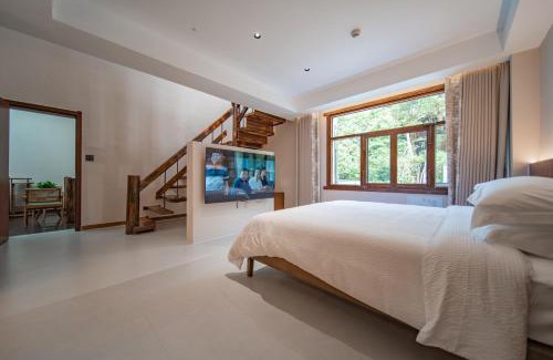 Wulingyuan House | Oceanfront Fuxi-21 Homestay with Pool and Hot Tub Amenities