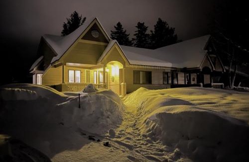 Bretton Woods Apartment | Pet-Friendly Retreat Steps from Golf Course & Mt Washington