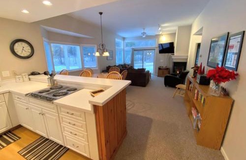 Bretton Woods Apartment | Pet-Friendly Retreat Steps from Golf Course & Mt Washington