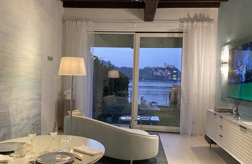 Arona Apartment | Romantic FWL Escape by the Lake with Private Garden Retreat
