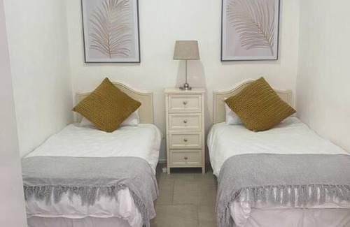 Kloof Apartment | Discover "Fyndraai": Your Ideal Family Retreat with Pool