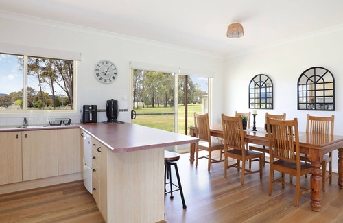 Hartley House | Fynn's Run: Perfect Family Retreat with Pet-Friendly Amenities