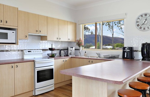 Hartley House | Fynn's Run: Perfect Family Retreat with Pet-Friendly Amenities