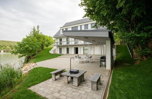 Mocseny Villa | Unforgettable Gátőr Villa: 4-Star Oceanfront Escape