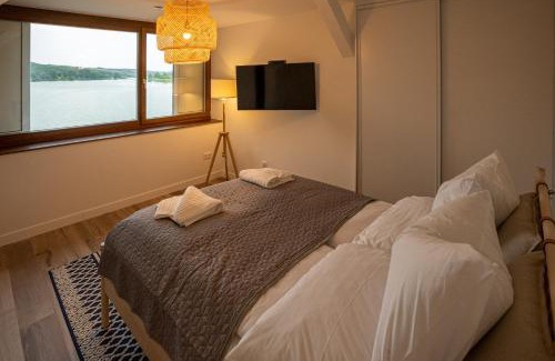 Mocseny Villa | Unforgettable Gátőr Villa: 4-Star Oceanfront Escape