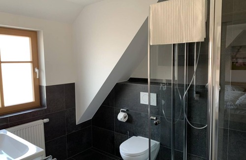 Gimmeldingen Bed & Breakfast | Seaside Retreat at Gästezimmer Meerspinne - Family Friendly
