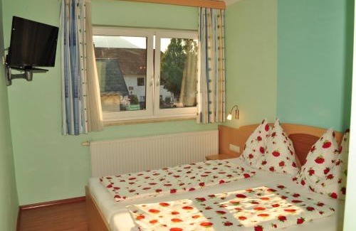 Micheldorf in Oberoesterreich Hotel | Gästehaus Geigenbauer: Pet-Friendly Retreat with Pool