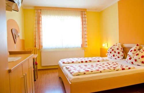 Micheldorf in Oberoesterreich Hotel | Gästehaus Geigenbauer: Pet-Friendly Retreat with Pool