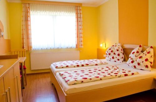 Micheldorf in Oberoesterreich Hotel | Gästehaus Geigenbauer: Pet-Friendly Retreat with Pool