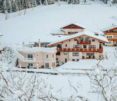 Sankt Martin am Tennengebirge House | Gästehaus Eder: Family-Friendly with Oceanfront Views