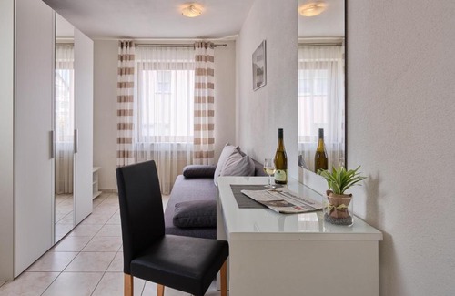 Leiwen House | Family-Friendly Gästehaus Alexanderhof with Breakfast Included