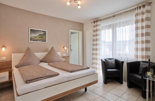 Leiwen House | Family-Friendly Gästehaus Alexanderhof with Breakfast Included