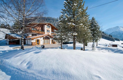 Berwang House | Pet-Friendly Gästehaus Alpenblick with Oceanfront Views