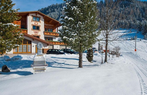 Berwang House | Pet-Friendly Gästehaus Alpenblick with Oceanfront Views