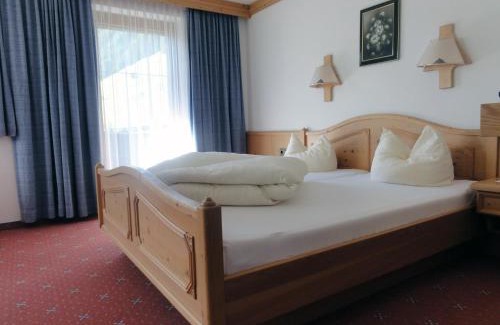 Vorderlanersbach House | Explore Gästehaus Alpenland: Family-Friendly Getaway