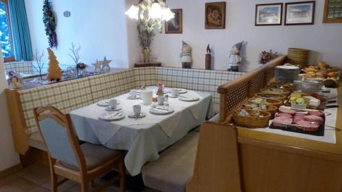 Vorderlanersbach House | Explore Gästehaus Alpenland: Family-Friendly Getaway
