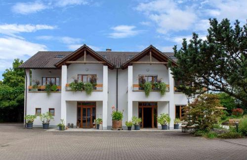 Heuchelheim-Klingen House | GÄSTEHAUS AM FÜRSTWEG: Oceanfront Retreat with Breakfast