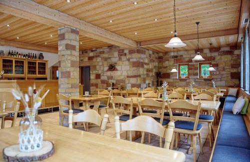 Heuchelheim-Klingen House | GÄSTEHAUS AM FÜRSTWEG: Oceanfront Retreat with Breakfast