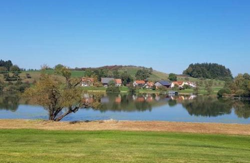 Tettnang House | Family-Friendly Gästehaus am Muttelsee with Oceanfront Views