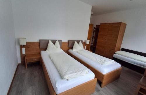 Bad Wimsbach-Neydharting Bed & Breakfast | Gästehaus Watschinger: Family-Friendly with Hot Tub Access