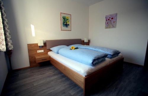 Bad Wimsbach-Neydharting Bed & Breakfast | Gästehaus Watschinger: Family-Friendly with Hot Tub Access