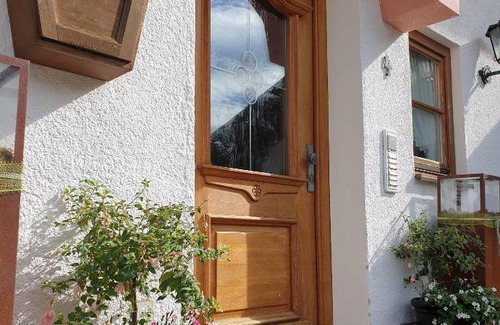 Wallgau Apartment | Gästehaus Bergblick: Family-Friendly Retreat with Great Ratings