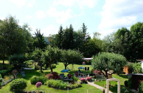 Kinding Apartment | Inviting Gästehaus Biedermann: Family-Friendly & Pet Approved