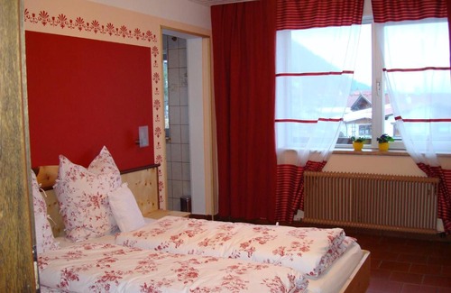 Unterlangkampfen Apartment | Gästehaus Christine: Ideal Stay with Pool and Hot Tub