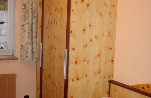 Unterlangkampfen Apartment | Gästehaus Christine: Ideal Stay with Pool and Hot Tub