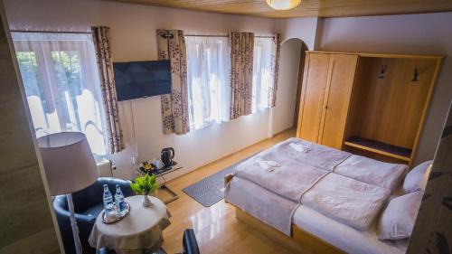 Rothenburg Old Town House | Family-Friendly Retreat at Gästehaus und Café Zur Silbernen Kanne
