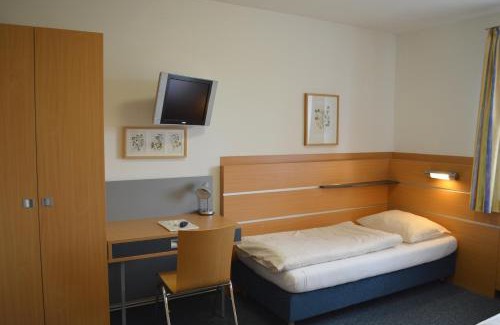 Rosenburg-Mold Hotel | Comfortable Gästehaus der LK-Technik Mold with Great Amenities