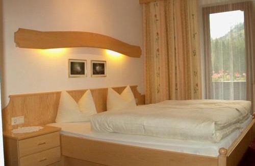 Gerlos House | Gästehaus Elfriede: Pet-Friendly Retreat with Hot Tub